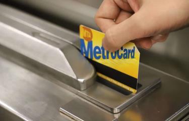  El metro de Nueva York empieza el año con tarifas a 3 dólares y el adiós a la MetroCard
