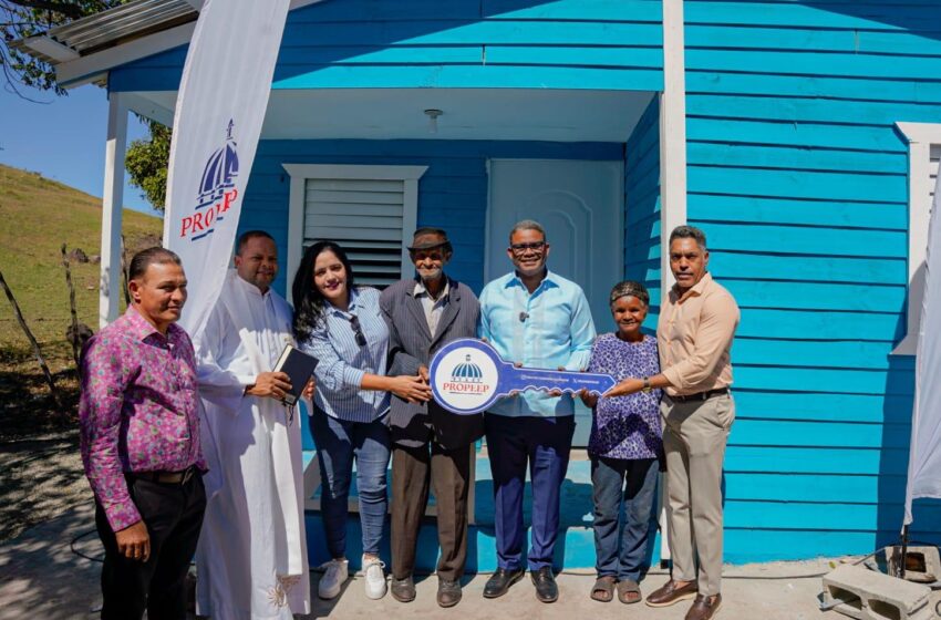  Propeep entrega vivienda remozada y amueblada a pareja de envejecientes en Las Lagunas de Azua