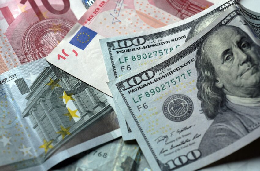  El dólar bajó 18 cts y el euro 16, eran vendidos a $61.38 y $70.99