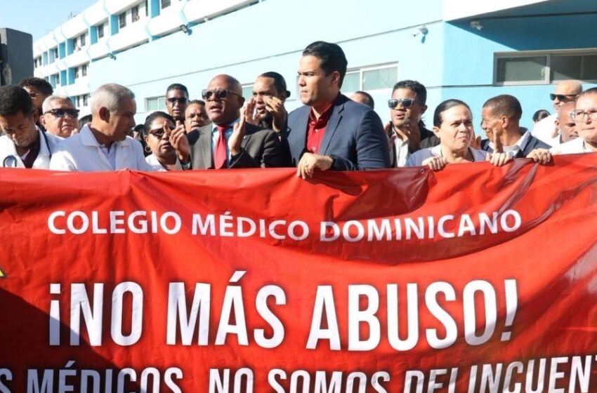  Médicos hicieron protesta este jueves frente a hospital infantil
