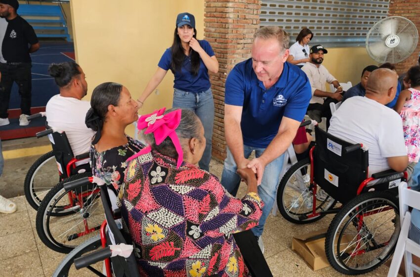  Fundaciones Wheel Chair y Cruz Jiminián entregan sillas de rueda en Puerto Plata y Santiago