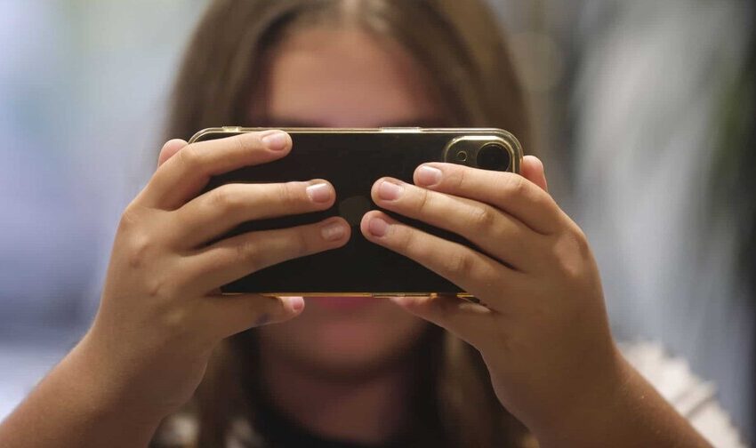  Expertos advierten impacto psicológico de redes sociales y algoritmos en todas las edades