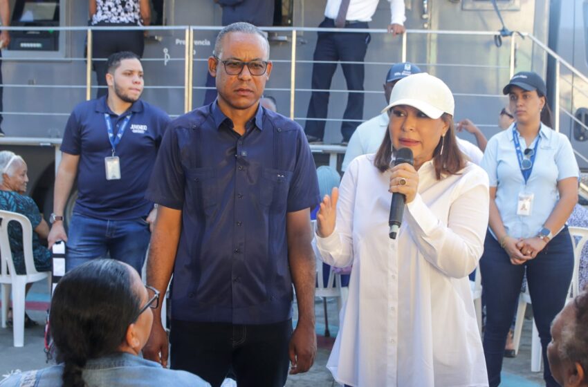  Supérate entrega Bono de Emergencia a más de 2,000 familias afectadas por las lluvias en Villa Montellano