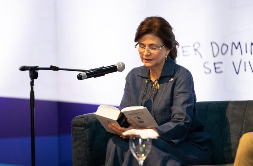  Raquel Peña llama a “leer en medio del ruido” durante conferencia en la Feria Regional del Libro del Cibao