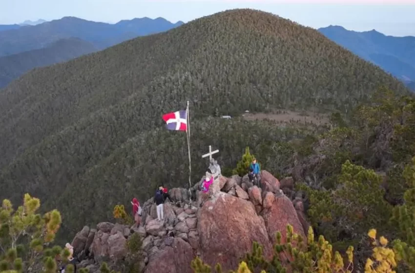  Fuerza Aérea rescata a dos turistas en el Pico Duarte mediante evacuación aeromédica