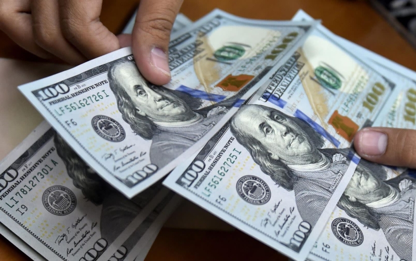  El dólar cae por debajo de los RD$60 pese a presión