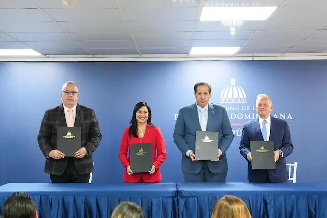  Ministerio de Salud y Sanar una Nación firman acuerdo para fortalecer la atención materno-infantil en RD