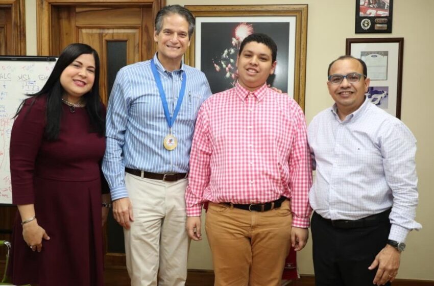  Oscar Villanueva recibe Medalla por la Inclusión 2026 por labor en favor del autismo