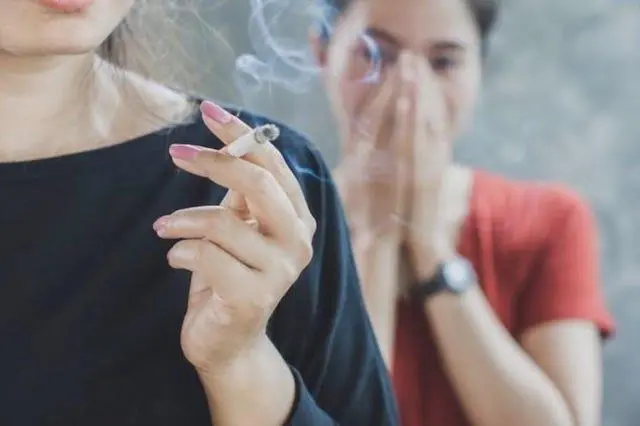  Reino Unido prohíbe fumar a nacidos después de 2008 en ley histórica