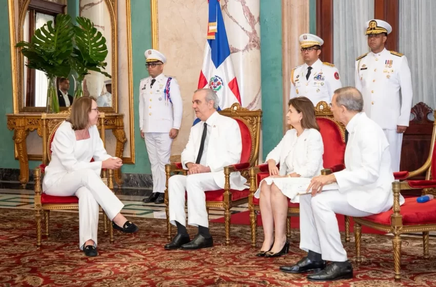  Abinader recibe cartas credenciales de seis nuevos embajadores acreditados en el país