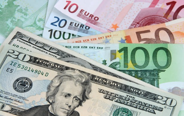  Dólar bajó 11 cts. y euro subió 3; eran vendidos a 61.20 y 72.39