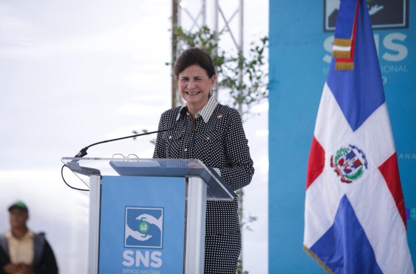  Raquel Peña y director del SNS entregan renovado hospital municipal de Castañuelas