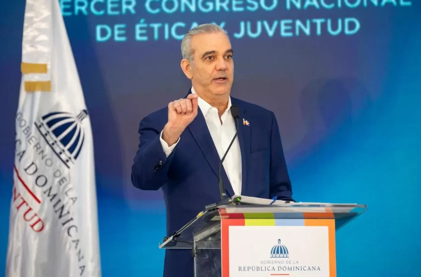  Abinader llama a jóvenes a ser guardianes de la ética