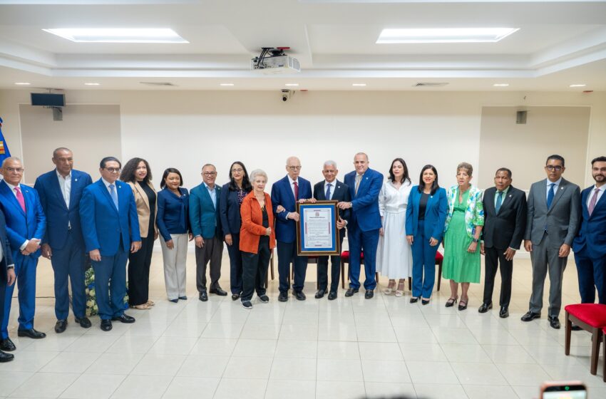  Senado reconoce a Jaime Francisco Sued Pichardo por su trayectoria empresarial y aportes al desarrollo de la industria farmacéutica