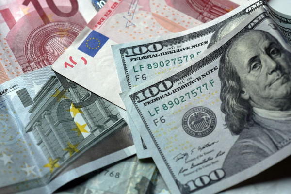  El dólar bajó 18 cts. y el euro 5; eran vendidos a $58.87 y $69.64