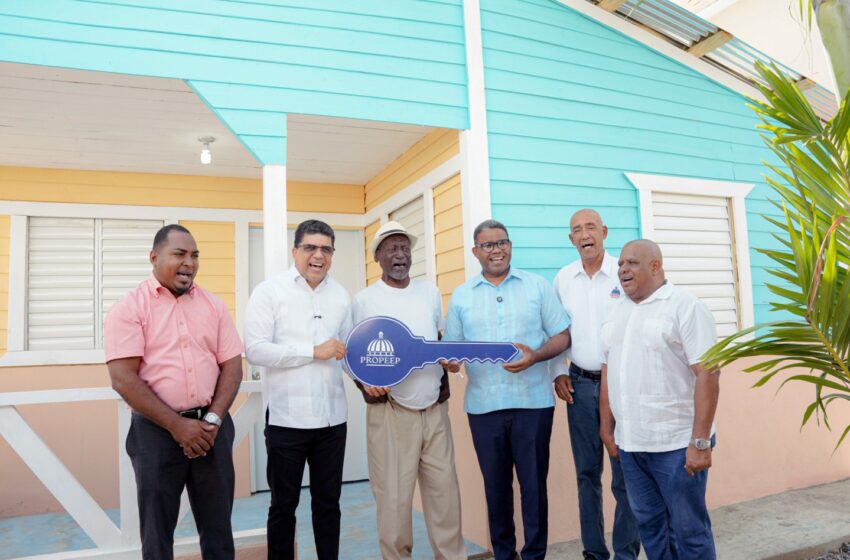  Propeep entrega casa nueva y equipada a hombre que vivía de forma precarias en El Tamarindo II de SDE