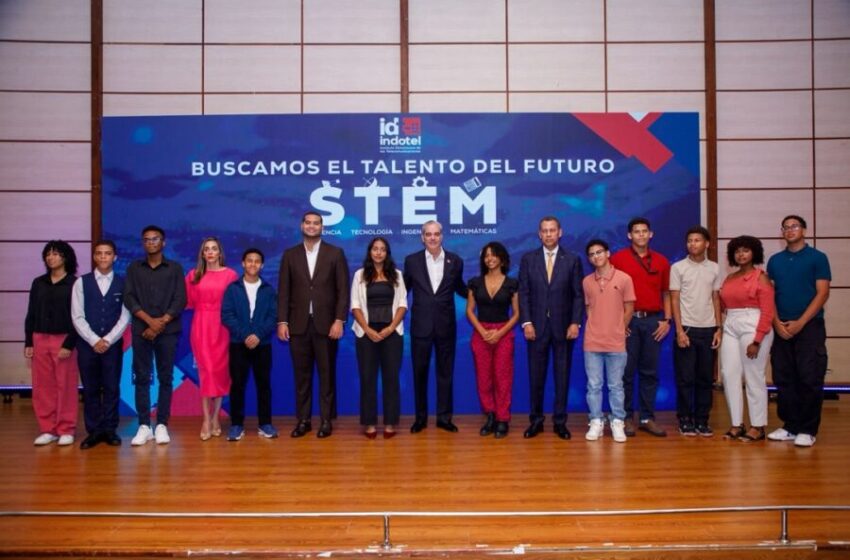  Presidente Abinader y director de Indotel reconocen a más de 170 estudiantes