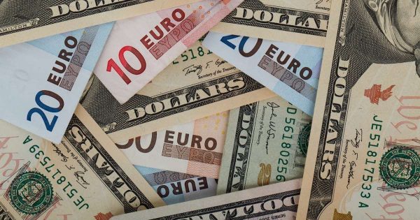 Dólar bajó 9 cts. y era vendido a $59.55; el euro subió a $70.22
