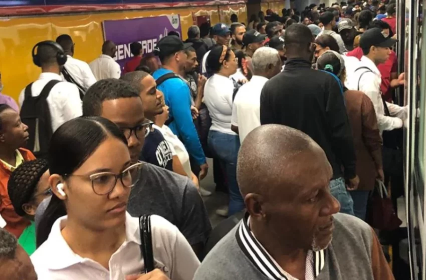  Entre el pito, el tumulto y la prisa: la marea humana que mueve al Metro de Santo Domingo