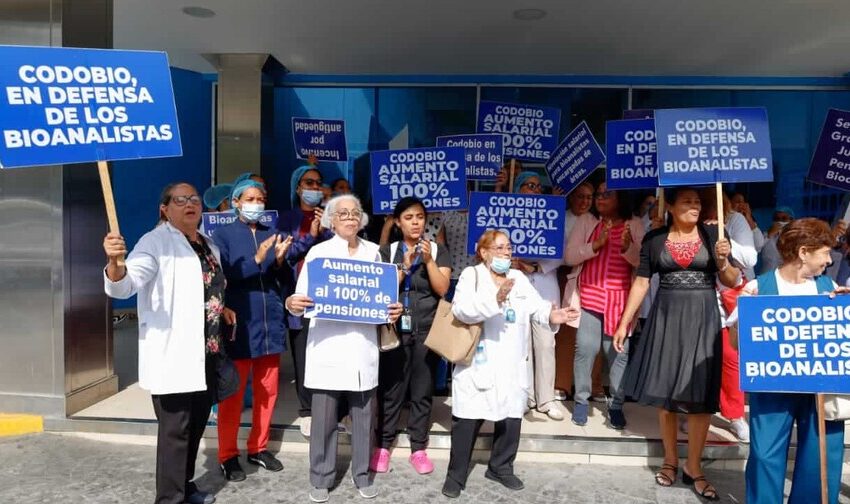  Bioanalistas protestan en Santiago en demanda de nombramientos y reclasificación laboral