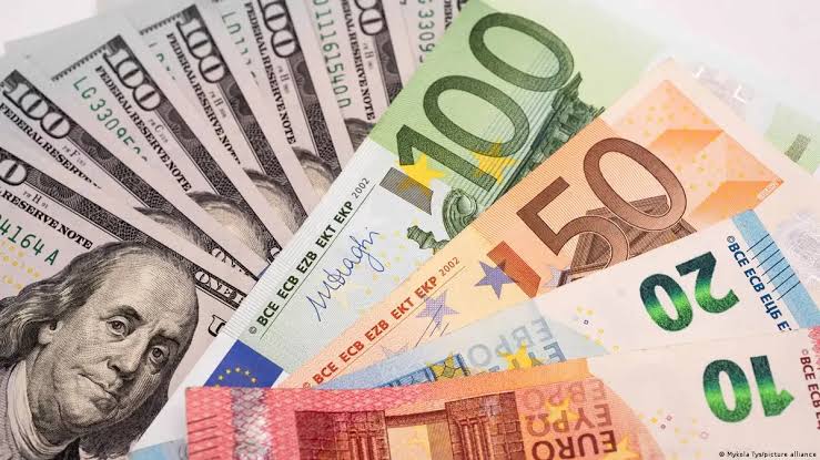  Dólar subió 10 cts. y euro bajó; eran vendidos a $58.96 y $70.24