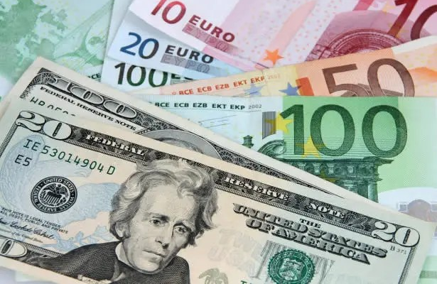 Dólar subió 32 centavos y euro 5; eran vendidos 61.41 y 70.27