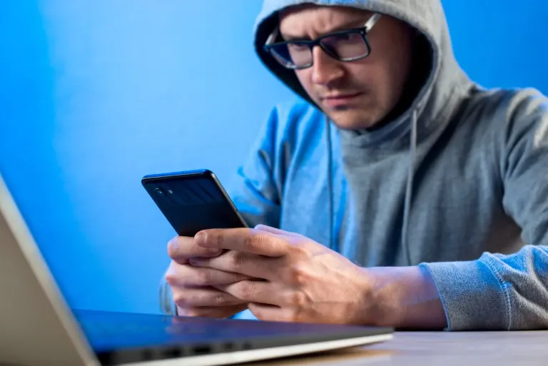  ¿Qué puede hacer un ciberdelincuente con mi número de teléfono?
