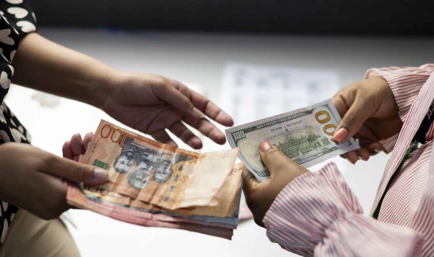  El dólar se sitúa en RD$61.68, tras repunte de 2.6 % frente al peso